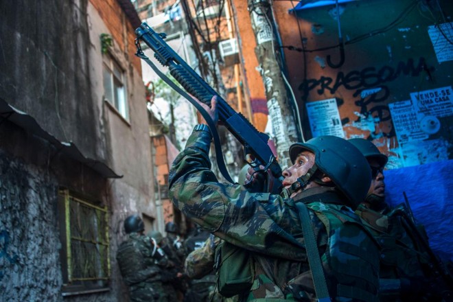 Membros da polícia e das forças armadas participam de uma operação para combater traficantes de drogas fortemente armados na favela da Rocinha, no Rio de Janeiro, Brasil, nesta sexta-feira, 22 de setembro de 2017. | MAURO PIMENTEL/
AFP