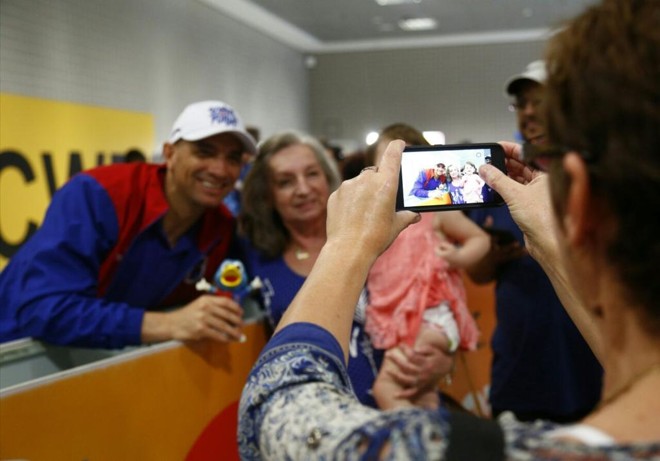 Marcos atende fã. |