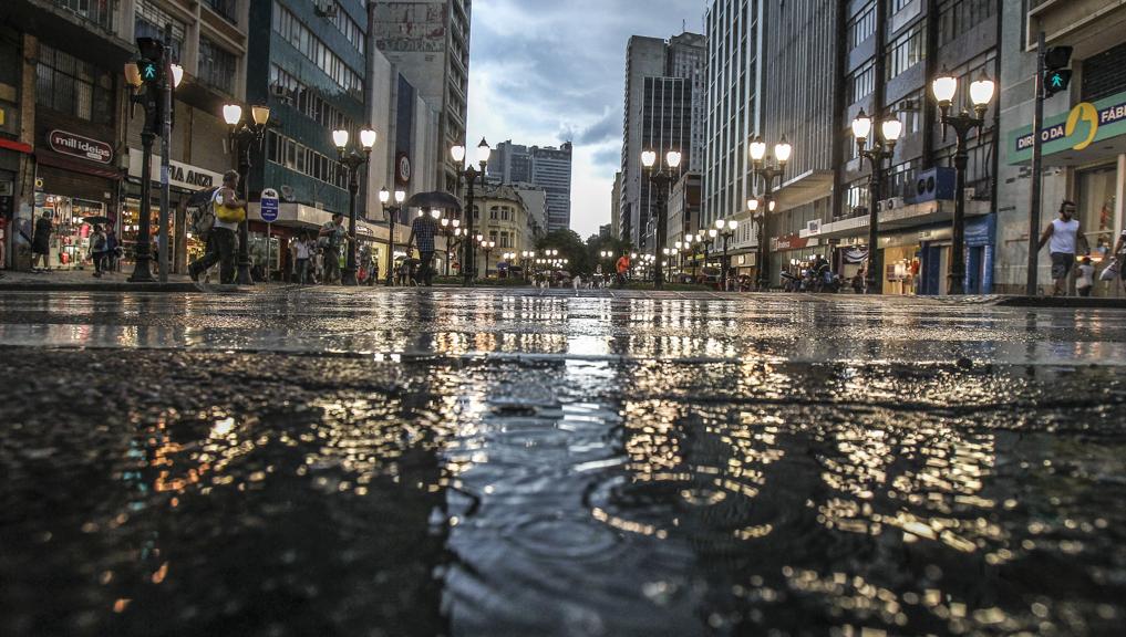 Tempo deve virar nesta semana ao Paraná, mas recomendação é evitar o banho de chuva | Daniel Castellano/Gazeta do Povo
