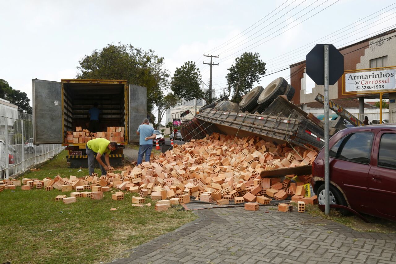 Ao tentar desviar, caminhão bateu na traseira de outro carro na Rua Januário Alves de Souza, em Curitiba | Aniele Nascimento/Gazeta do Povo