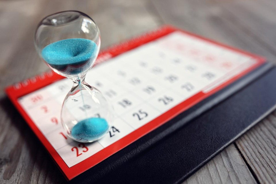 Ter hora certa para checar e-mails e redes sociais é uma das dicas da Fundação Dom Cabral para parar de procastinar no trabalho. | Bigstock