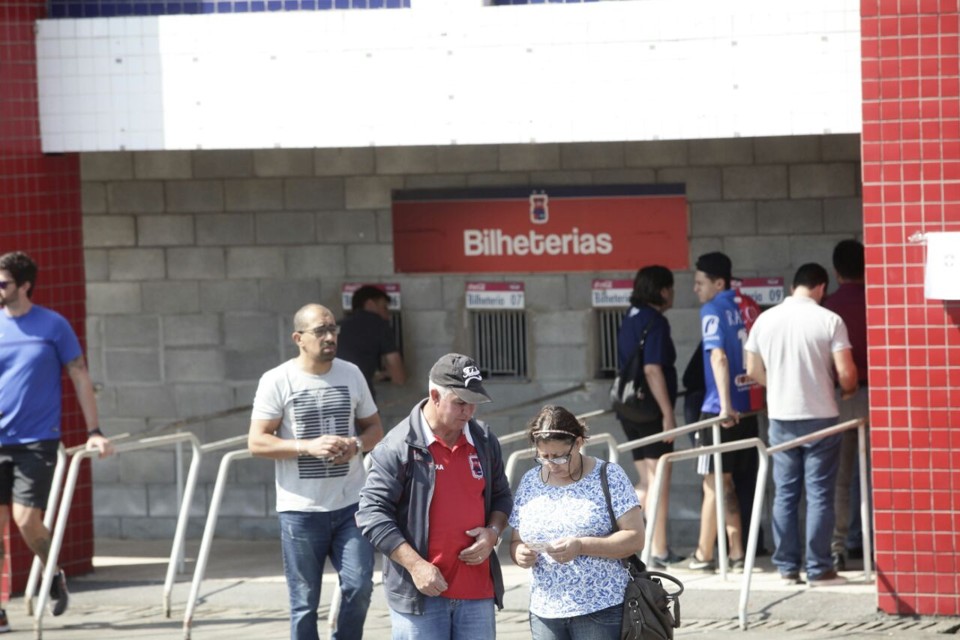 Torcedores começaram cedo a buscar ingresso para o jogo contra o Inter. Movimentação intensa nas bilheterias da Vila Capanema. | /Daniel Caron/Gazeta do Povo