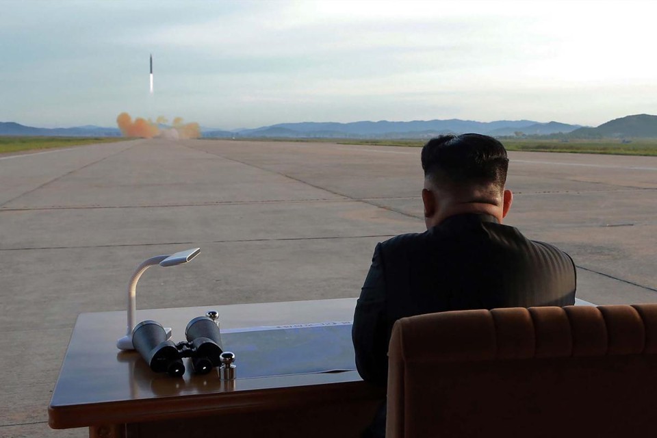 Líder norte-coreano Kim Jong-un assiste a lançamento de míssil: prática tem criado tensão junto aos Estados Unidos  | STR/AFP