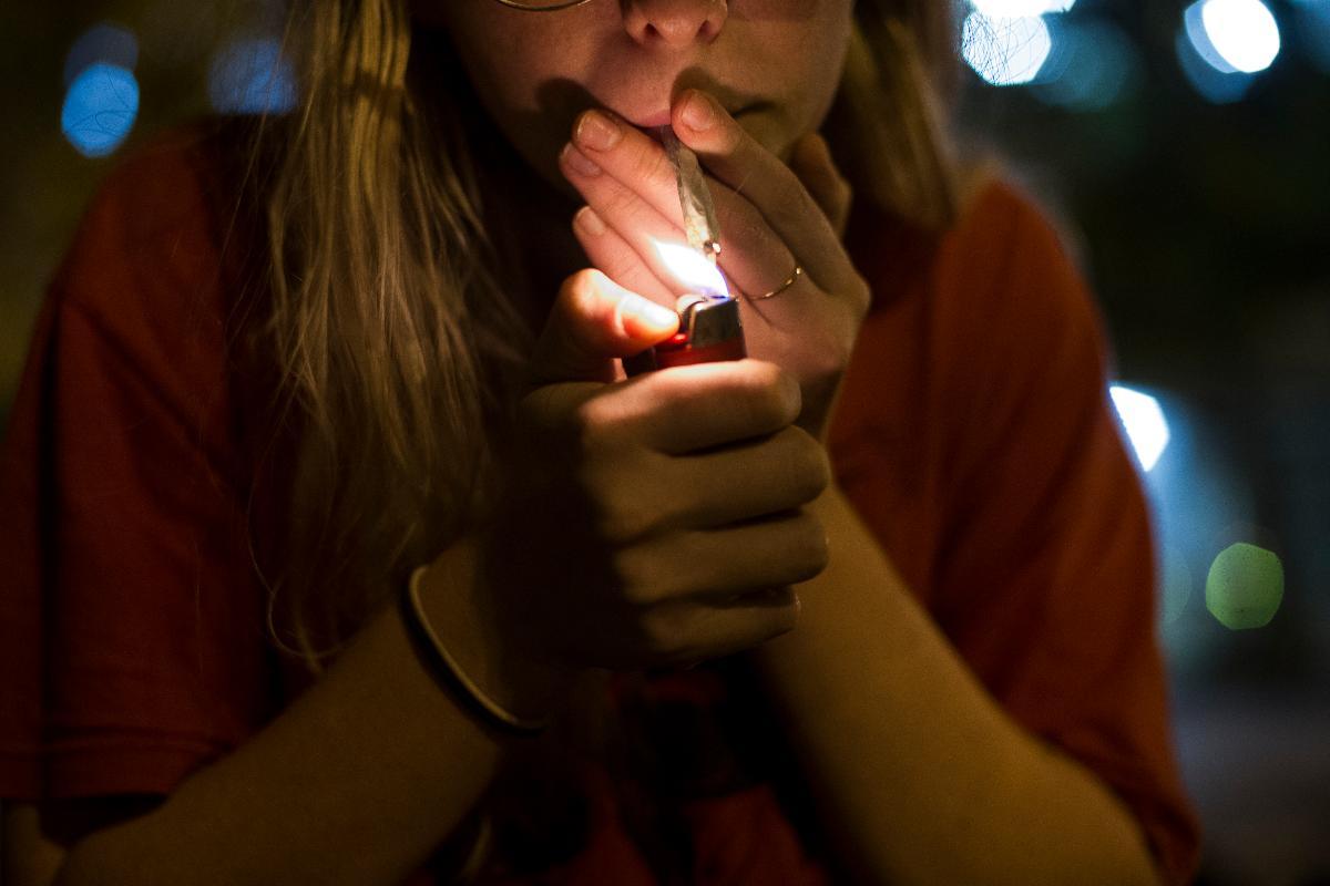 Jovem acende cigarro de maconha no campus da UFSC, em Florianópolis | Ramiro Furquim