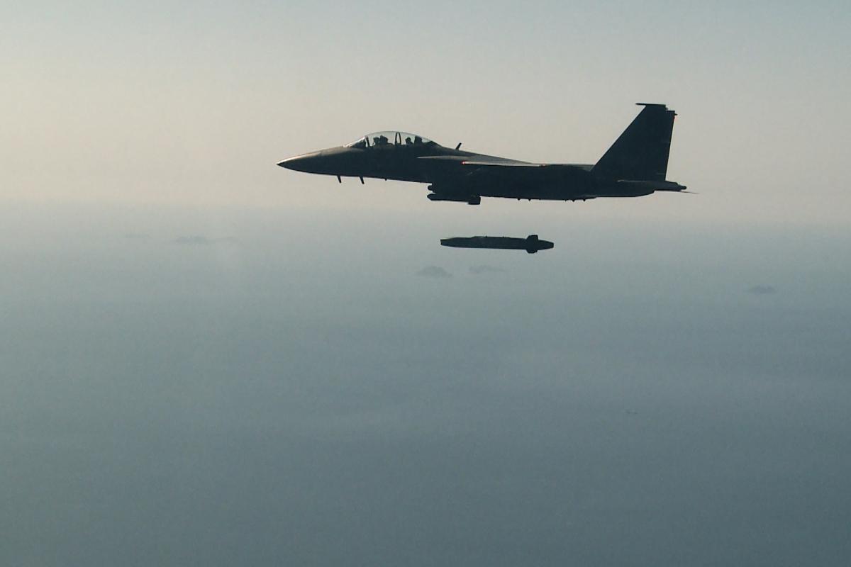 Foto fornecida pelo Ministério da Defesa da Coreia do Sul em Seul mostra um caça F-15K da Força Aérea disparando um míssil de longo alcance | Ministério da Defesa da Coreia do Sul/Divulgação/
AFP