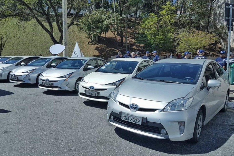 Brasil tem apenas 5,9 mil carros elétricos e híbridos Toyota Prius, que custa R$ 120 mil, respondeu por quase 80% das vendas de veículos híbridos e elétrico no Brasil em 2016 | Facebook/Reprodução