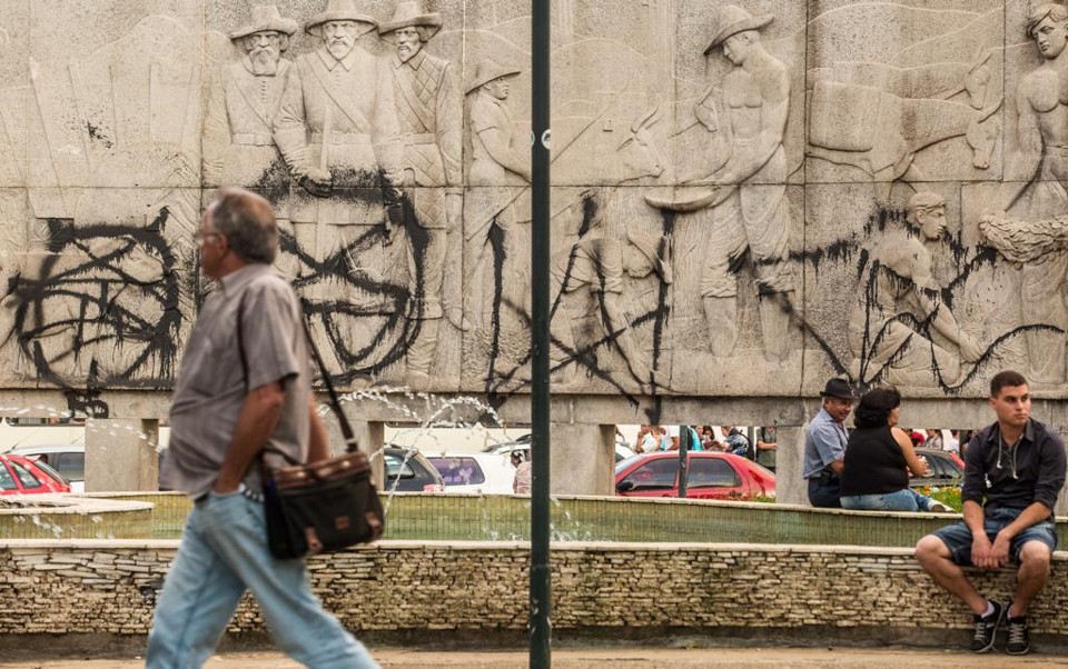 Monumento pichado na praça 19 de Dezembro, em Curitiba | Brunno Covello/Gazeta do Povo