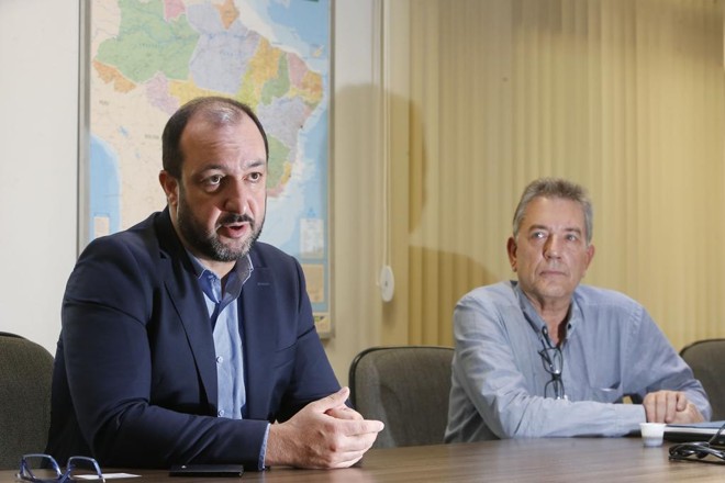 Na foto, da esquerda para a direita, Carlos Silveira, diretor geral da Peróxidos no Brasil, e Patrick Markus Dhaese, diretor de tecnologia. | Albari Rosa/Gazeta do Povo