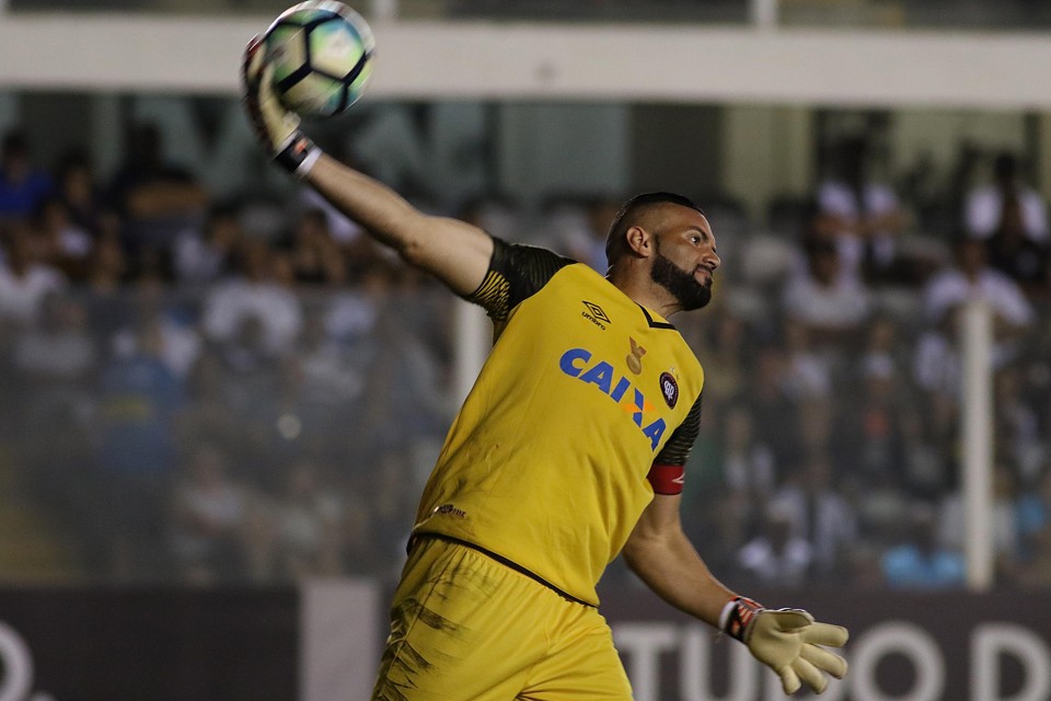 Weverton em ação contra o Santos. | LUCAS BAPTISTA/ESTADÃO CONTEÚDO