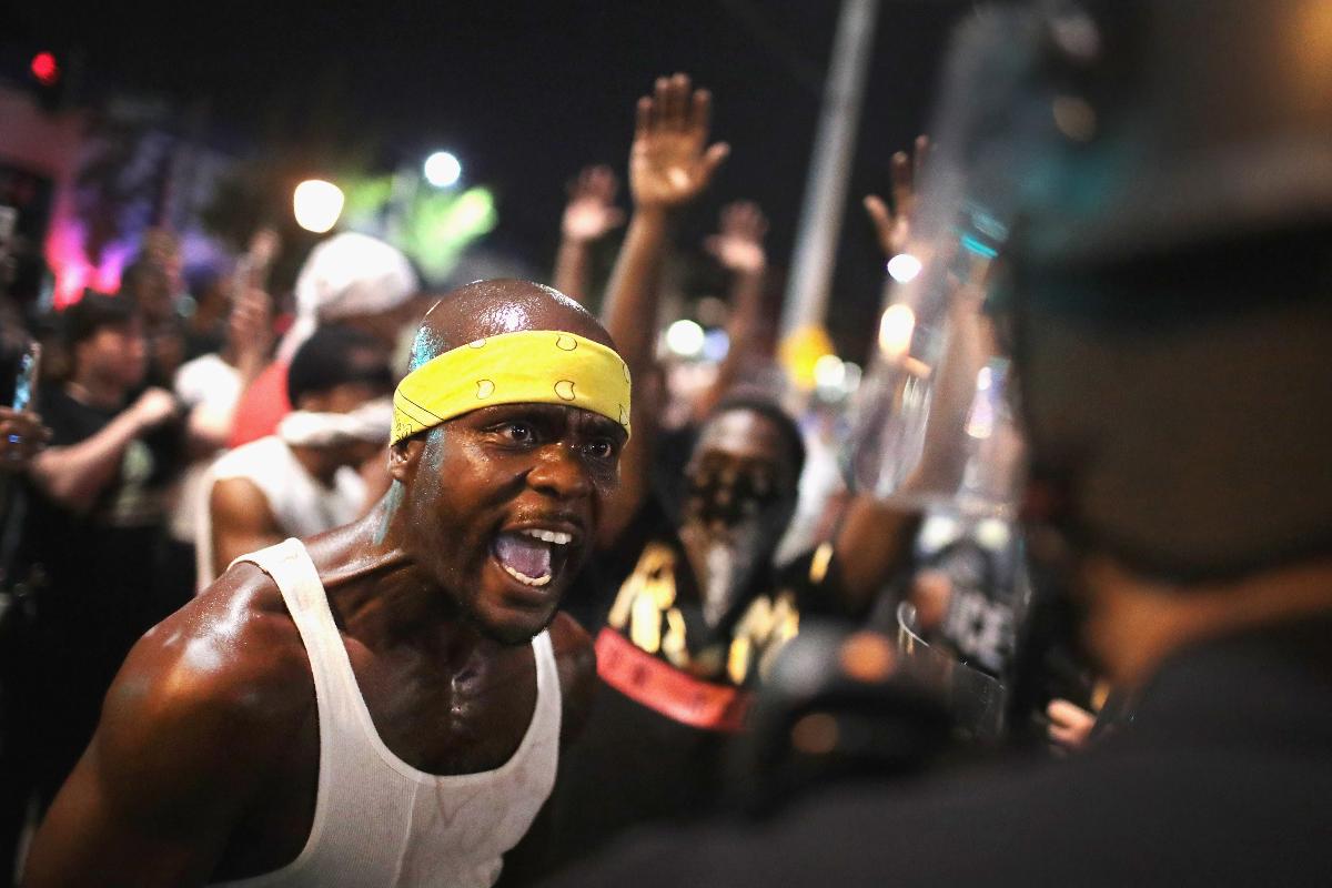 Manifestantes enfrentam a polícia durante o protesto contra a absolvição do ex-policial de St. Louis, Jason Stockley | SCOTT OLSON/AFP