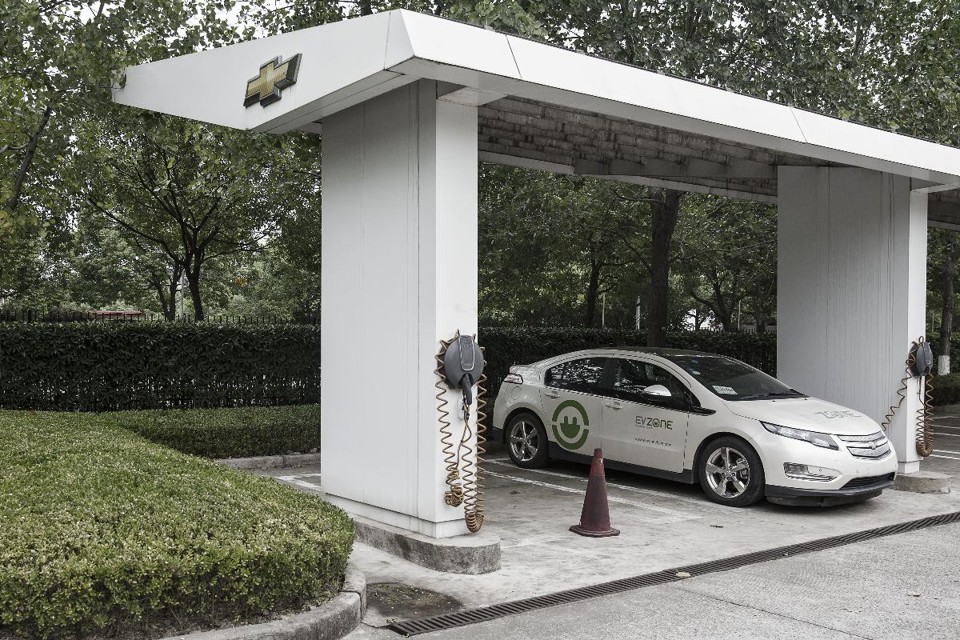 Carro da General Motors em estação de recarga da bateria | Qilai Shen/Bloomberg