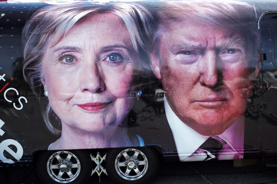 Uma pequena parcela dos anúncios, que começaram a ser veiculados no verão de 2015, faz referência direta ao candidato republicano Donald Trump e à democrata Hillary Clinton | JEWEL SAMAD/AFP