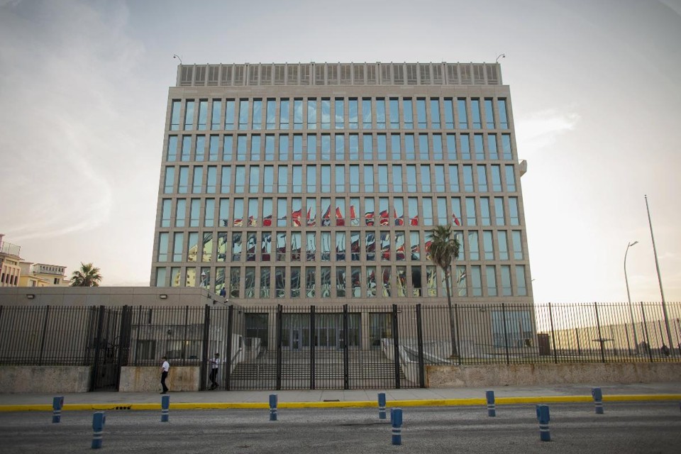 Bandeiras cubanas refletem na embaixada dos EUA em Havana | ALEXANDRE MENEGHINI/REUTERS