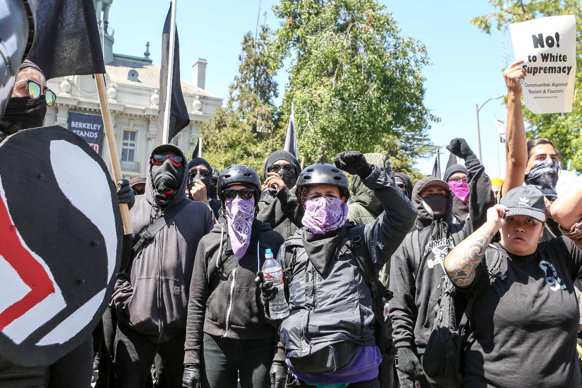 Os membros da Antifa se reúnem durante uma manifestação no dia 27 de agosto de 2017 no Parque Martin Luther King Jr. em Berkeley, Califórnia | AMY OSBORNE/AFP