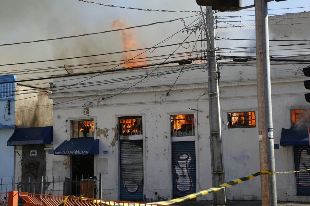 Segundo a polícia, incêndio serviu para encobrir um assassinato. Segundo corpo foi encontrado cinco dias depois do incidente | Átila Alberti/Tribuna do Paraná
