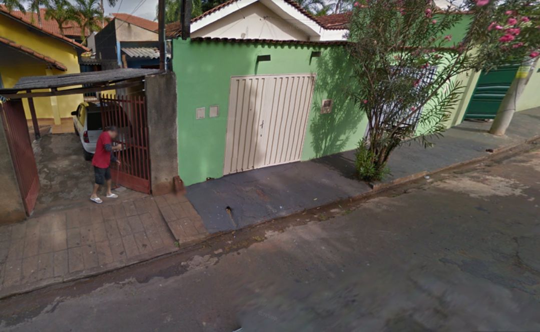 Segurado aparece varrendo a calçada na plataforma do Google | Reprodução/Google Street View