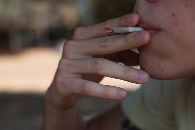 Estudante da UnB fuma cigarro de maconha sem ser incomodado: cena comum | Andressa Anholete