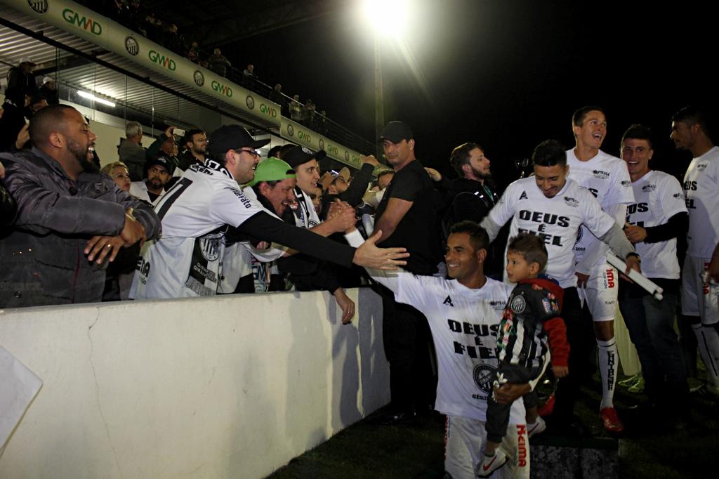 Jogadores e torcedores comemoram o avanço do Fantasma na fase do mata-mata da Série D | Josué Teixeira/Gazeta do Povo