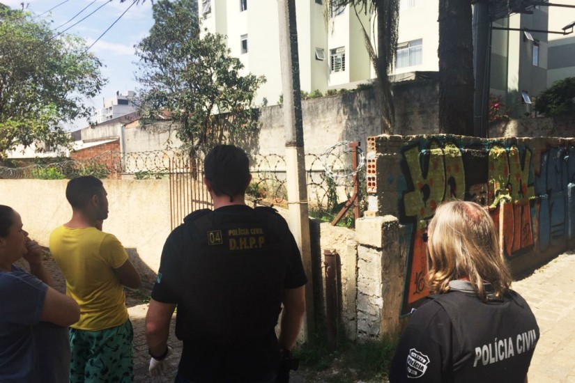 Policiais da Delegacia de Homicídios investigam a morte do homem. | Felipe Rosa/Tribuna do Paraná