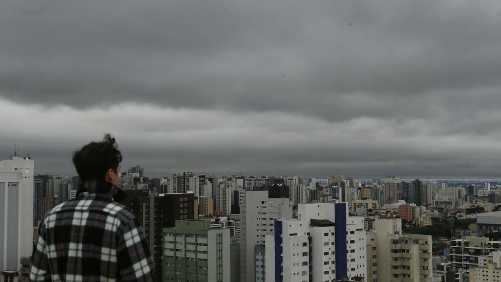 Defesa Civil pede que população evite banhos de chuva | Albari Rosa/