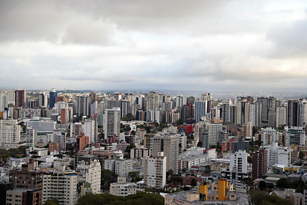 Previsão mostra que esta terça-feira (26) será de muitas nuvens em Curitiba | Albari Rosa/Gazeta do Povo