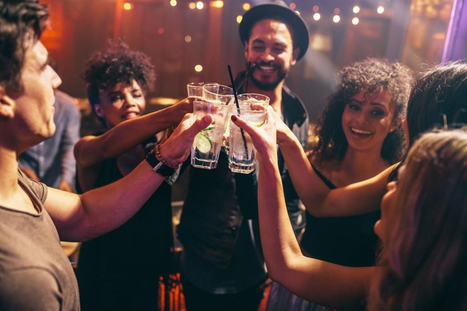A companhia londrina instituiu os “dias de ressaca” para os seus profissionais, que poderão tirar folgas caso tenham exagerado na noite anterior depois de aproveitarem um show ou evento social. | Bigstock/