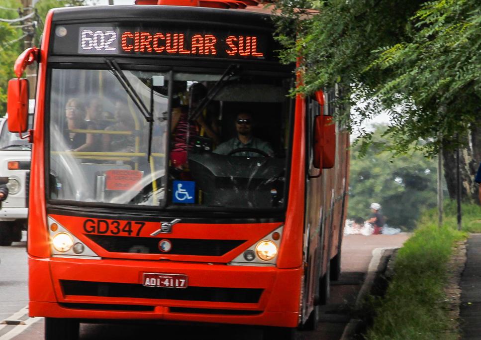 Passageira foi assaltada em um ônibus da linha Circular Sul nesta manhã | Brunno Covello/Gazeta do Povo