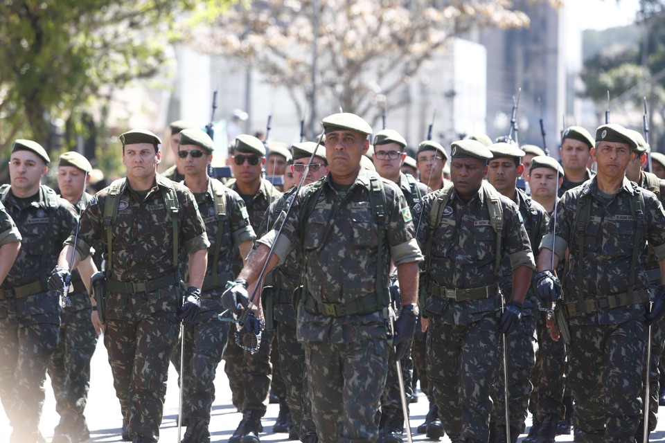 Maioria da população acha que corrupção entre militares é menor do que entre civis Para maioria da população, a corrupção é menor nas Forças Armadas se comparada com outros órgãos de governo. | Aniele Nascimento / Gazeta do Povo