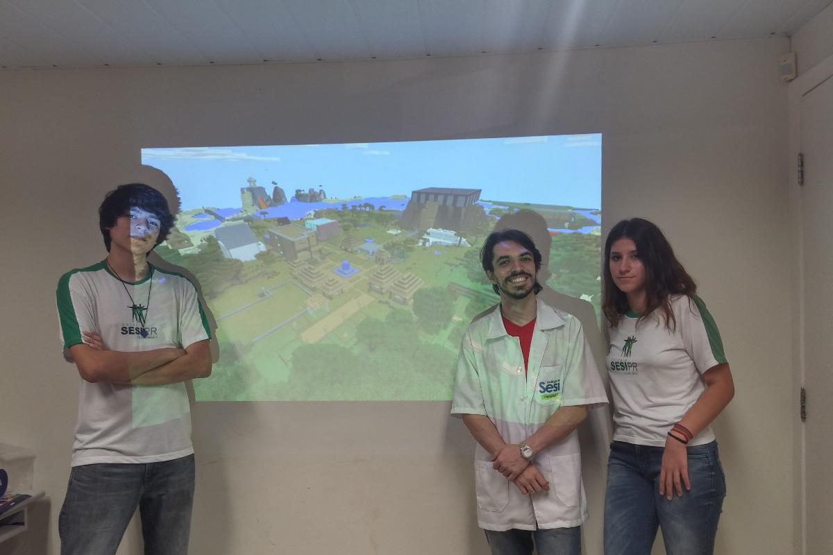 O professor Renato Zandrini e os participantes do projeto: Daniel Monteiro e Ana Clara Fontenelle | Acervo pessoal SESI