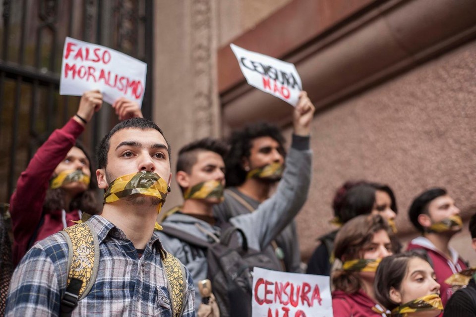 Manifestantes protestam contra o cancelamento da exposição “Queermuseu - Cartografia da Diferença na Arte Brasileira”, em frente ao Centro Cultural Santander, no centro de Porto Alegre (RS), na tarde desta terça-feira (12). | CAU GUEBO/ESTADÃO CONTEÚDO