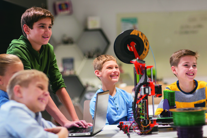 Apesar de a linha tradicional ser predominante nas escolas brasileiras, novos métodos de ensino começam a se popularizar | Bigstock