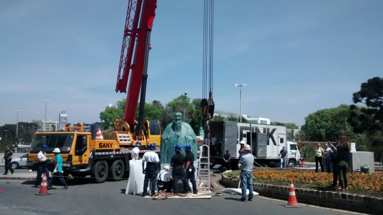 Doado pelo governo chinês, monumento tem quase 3 metros de altura e 1,2 tonelada | Aniele Nascimento/Gazeta do Povo