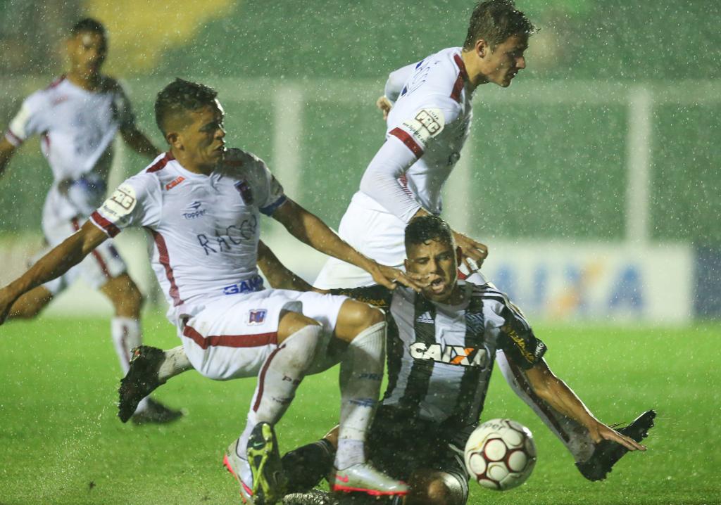 Lance capital de Figueirense x Paraná: jogador do Figueirense chuta a perna do paranista e cai. | Leo Munhoz/Diário Catarinense