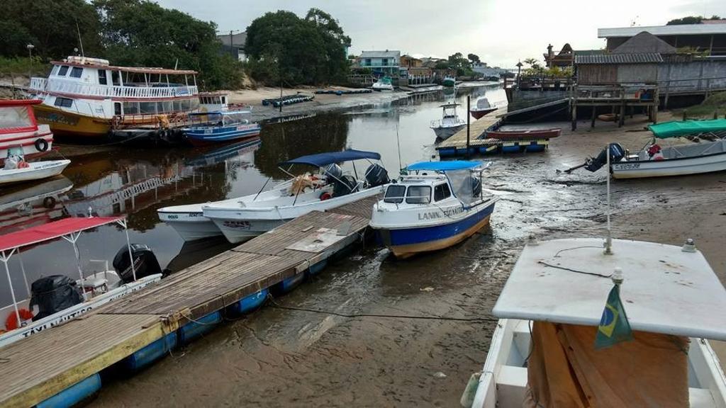 No início do mês, o recuo do mar deixou várias embarcações encalhadas | Robson Paiter/Agora Litoral/Arquivo