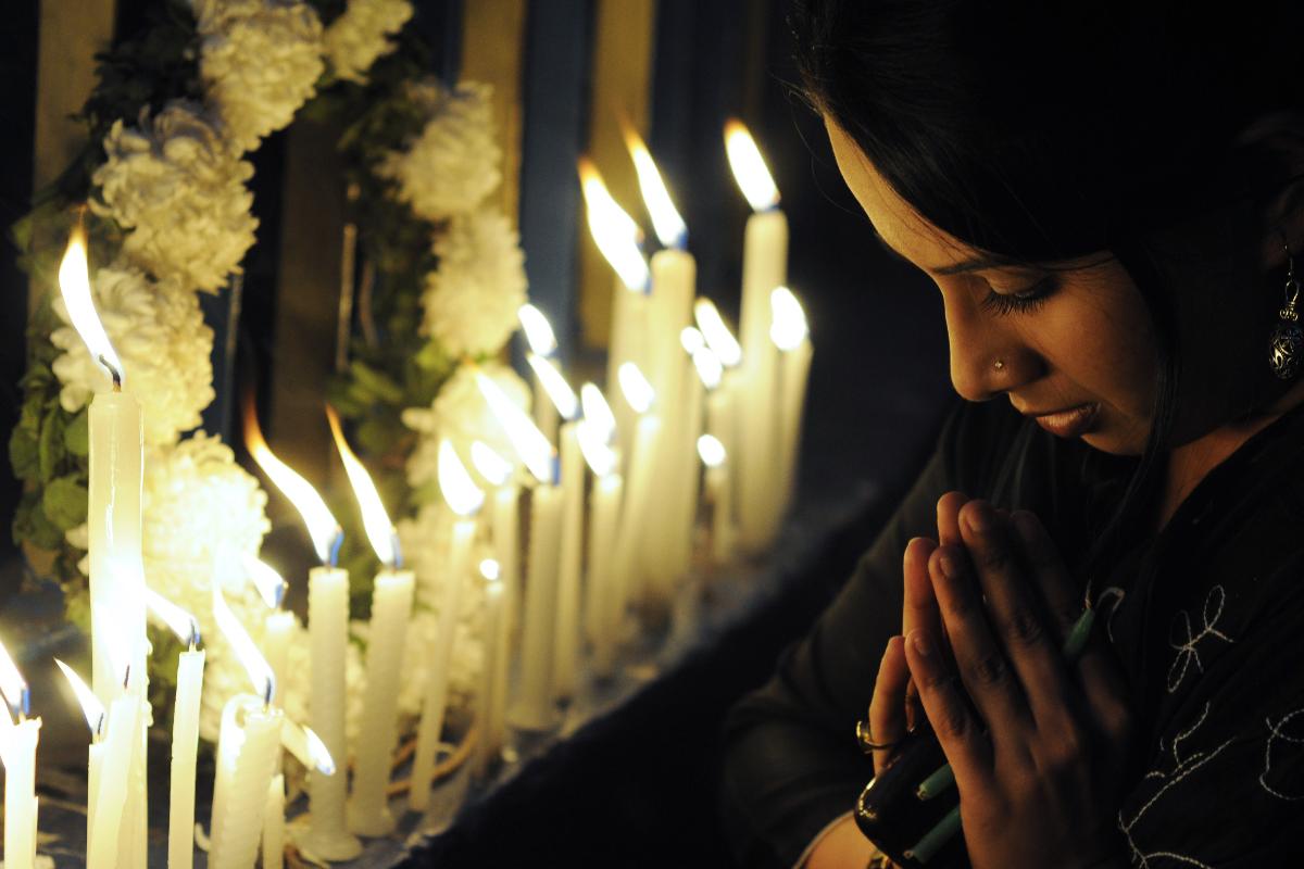 Ativista indiana participa de vigília em homenagem a vítima de estupro coletivo, em Calcutá. A imagem é de 2012. | Dibyangshu Sarker/
AFP