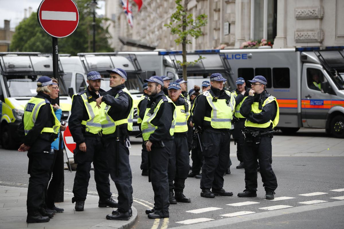 A polícia de Londres age para isolar a área e retirar as pessoas do metrô. | TOLGA AKMENAFP