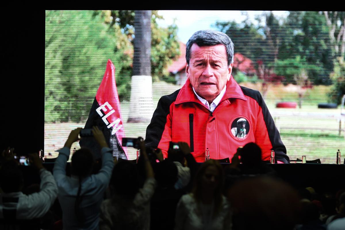 O líder do ELN, Pablo Beltran, fala durante a abertura do Congresso Nacional das FARC em Bogotá em 27 de agosto de 2017 | RAUL ARBOLEDA/AFP