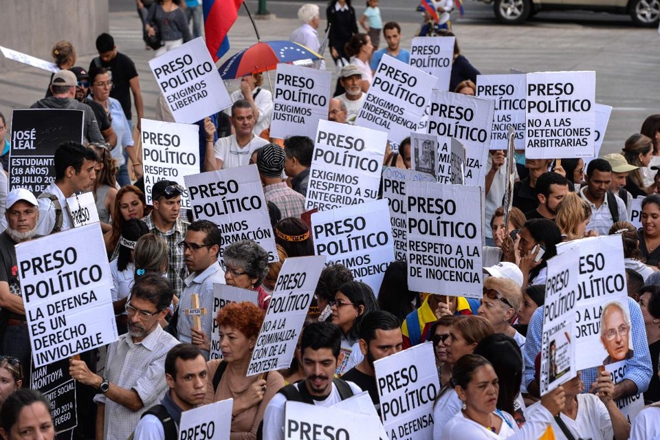 Ativistas da oposição venezuelana realizam uma manifestação pacífica para lembrar dos presos e vítimas de protestos passados | FEDERICO PARRA/
AFP
