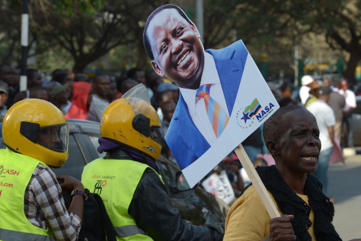 Defensores do líder da oposição do Quênia, Raila Odinga, protestando fora do Supremo tribunal de Nairóbi | SIMON MAINA/AFP