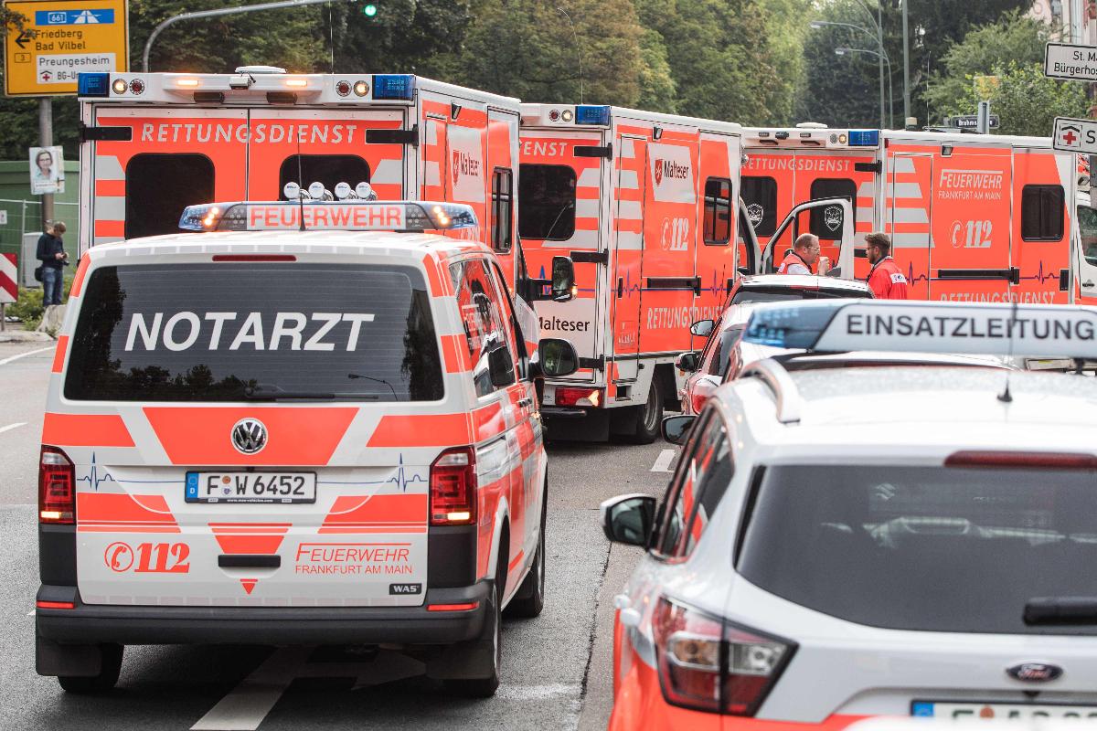 Ambulâncias em frente da clínica Buergerhospital, de onde os pacientes foram transferidos para outro hospital em Frankfurt, no oeste da Alemanha, devido a uma bomba britânica da Segunda Guerra Mundial encontrada nas imediações, que exigeu a evacuação de mais de 60 mil pessoas. | FRANK RUMPENHORST/AFP