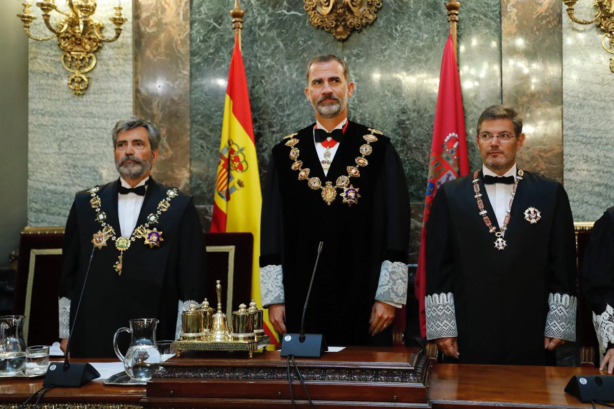 Rei Filipe VI (centro) declarou que a "convivência democrática" em seu país só é possível se "as leis forem cumpridas” | ANGEL DIAZAFP