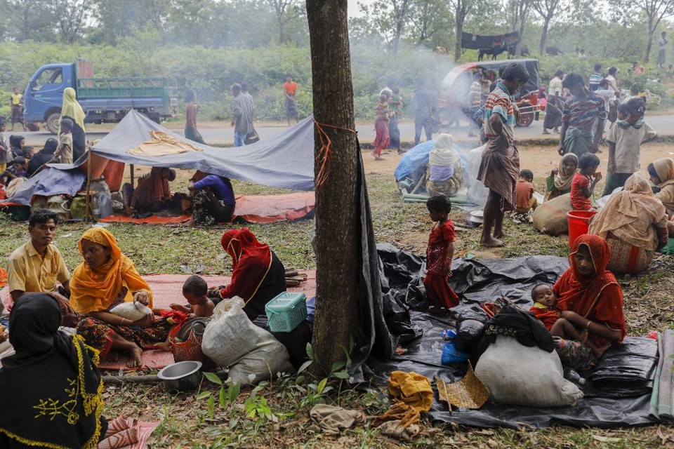 Os refugiados Rohingya descansam depois de fugir para Bangladesh | K M ASAD/AFP