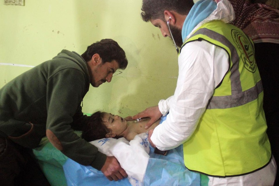Criança síria inconsciente recebendo tratamento em um hospital em Khan Sheikhun, após um suspeito de ataque de gás sarin | OMAR HAJ KADOUR/AFP
