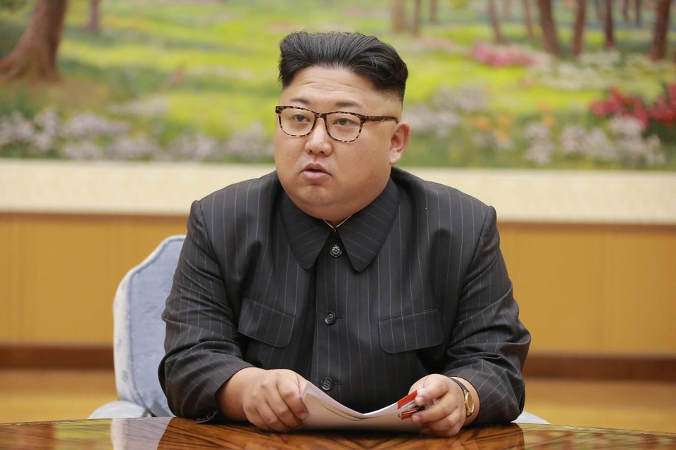 Imagem da Agência Central  de Notícias da Coréia do Norte (KCNA)  mostra o líder norte-coreano Kim Jong-Un participando de uma reunião com um comitê do Partido dos Trabalhadores  | STR/
AFP
