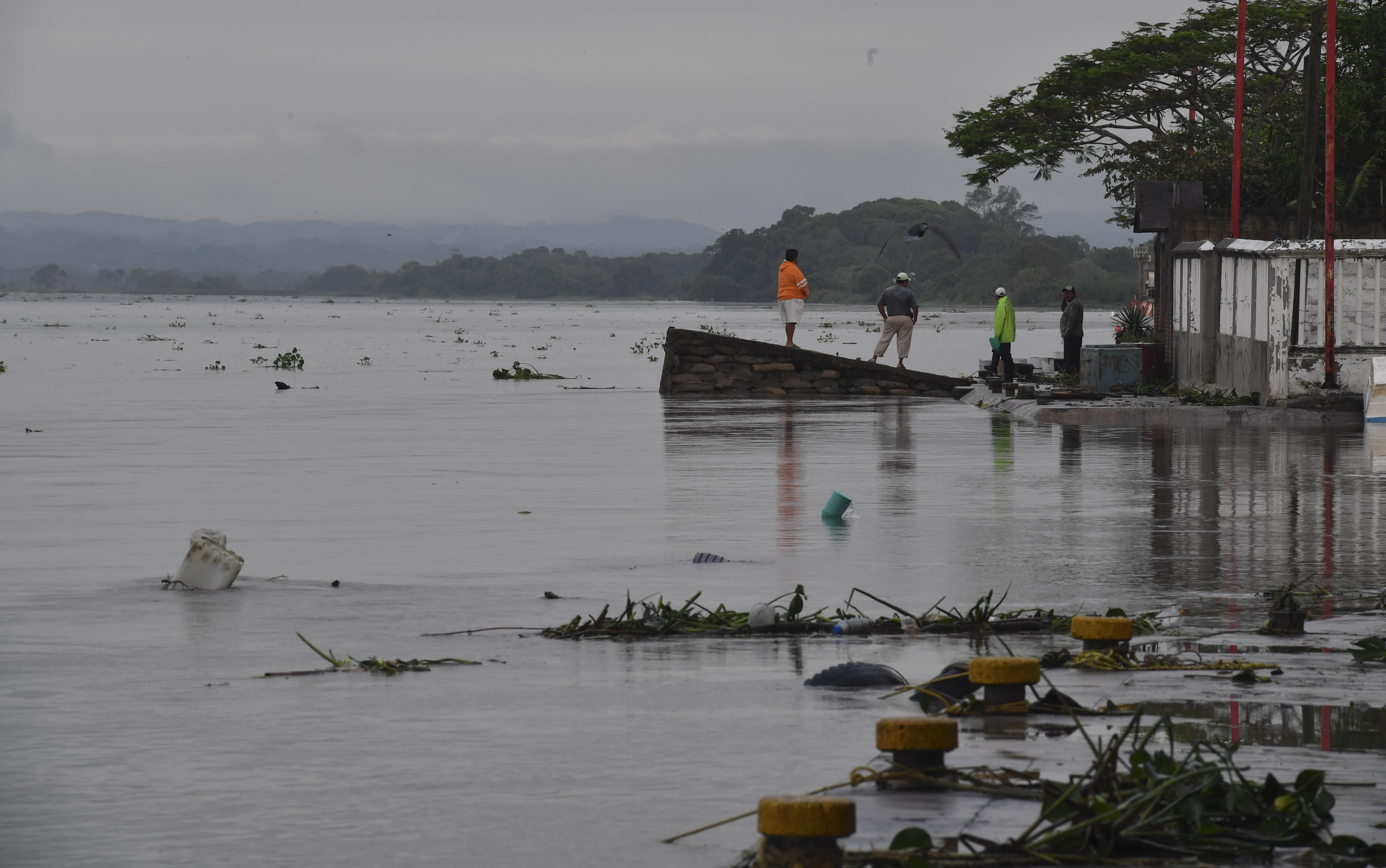 O nível do Rio Tecoluca subiu com a passagem do furacão Katia. | Yuri Cortez/AFP
