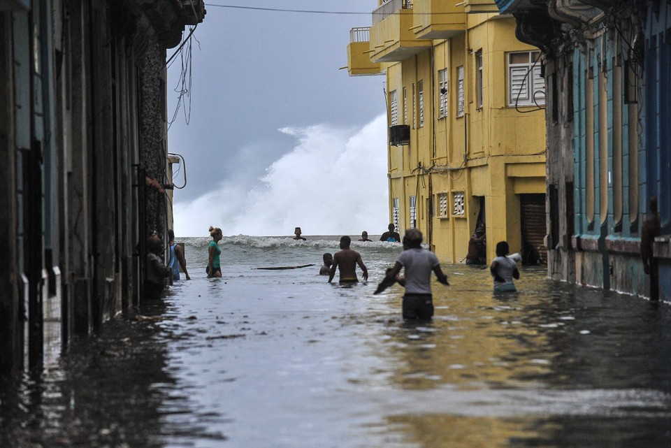 Várias ruas de Havana ficaram inundadas após passagem do Irma por Cuba | Yamil Lage/AFP