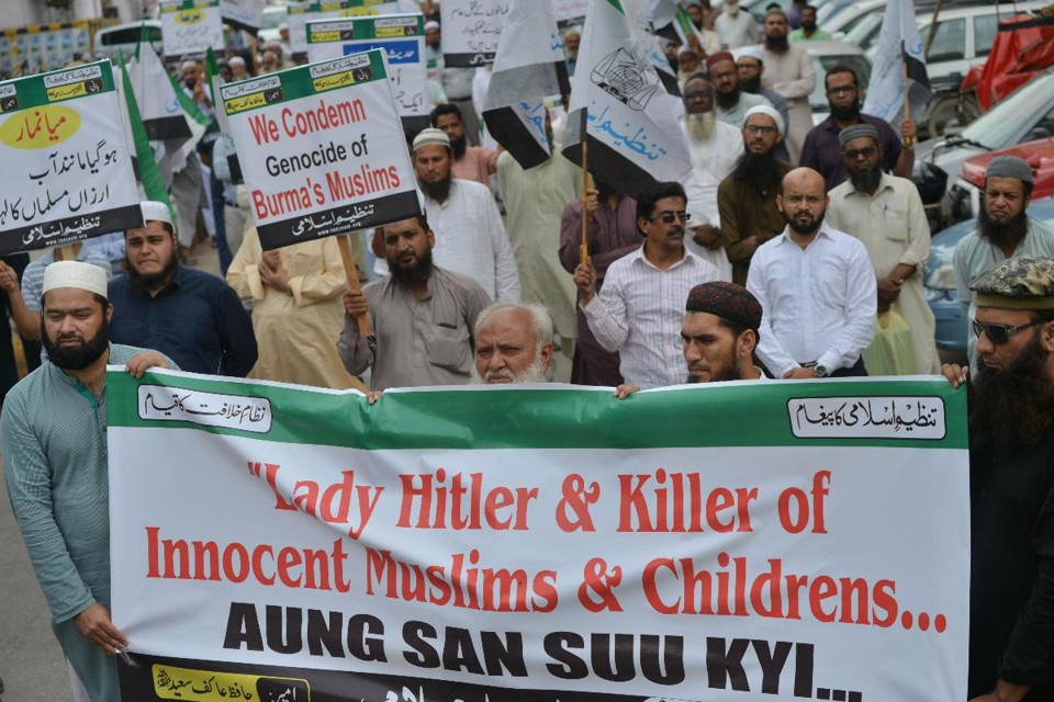 Manifestantes paquistaneses participam de um protesto contra o tratamento do governo de Mianmar em relação aos muçulmanos Rohingya | RIZWAN TABASSUM/AFP