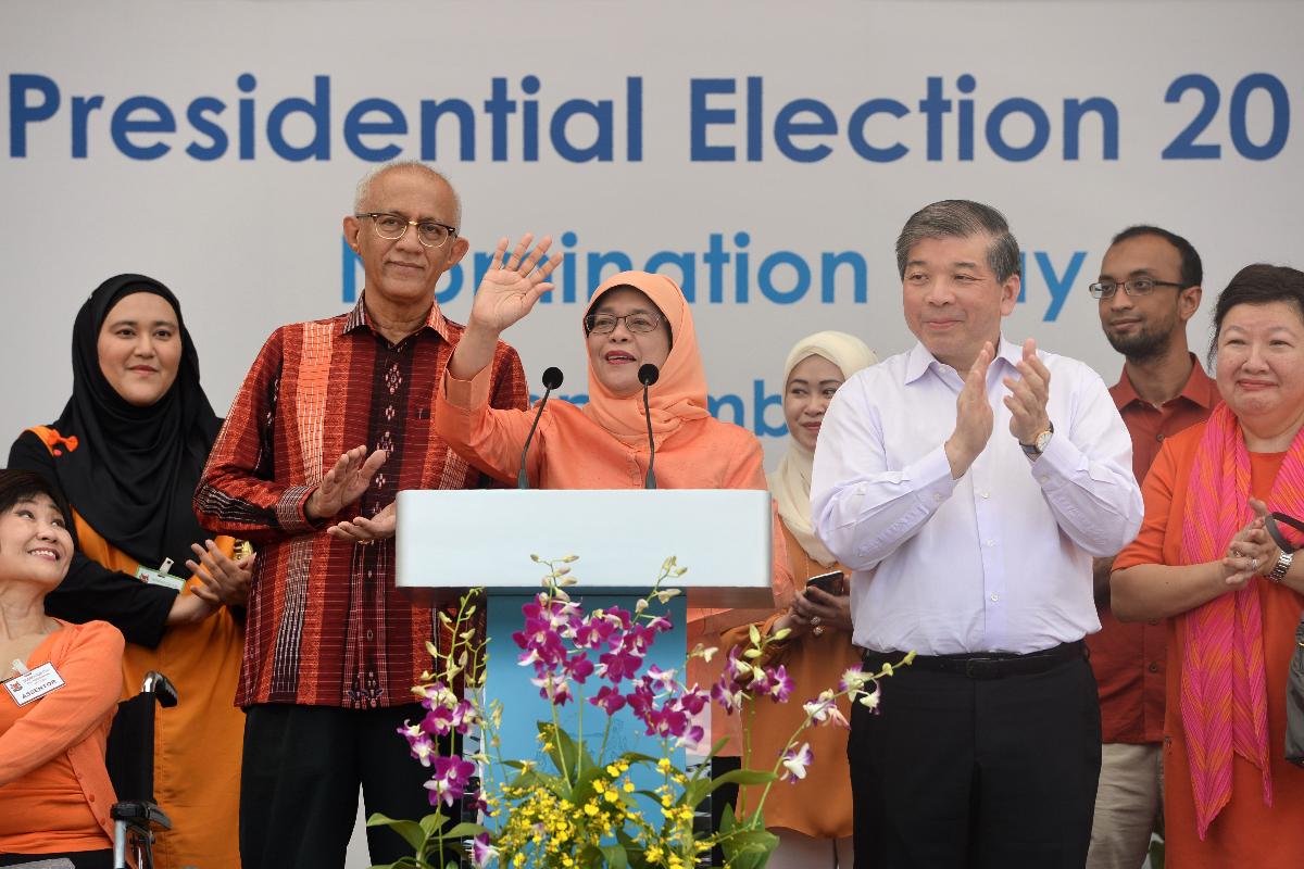 A presidente Halimah Yacob discursa no Departamento de Eleições em Singapura | ROSLAN RAHMAN/AFP