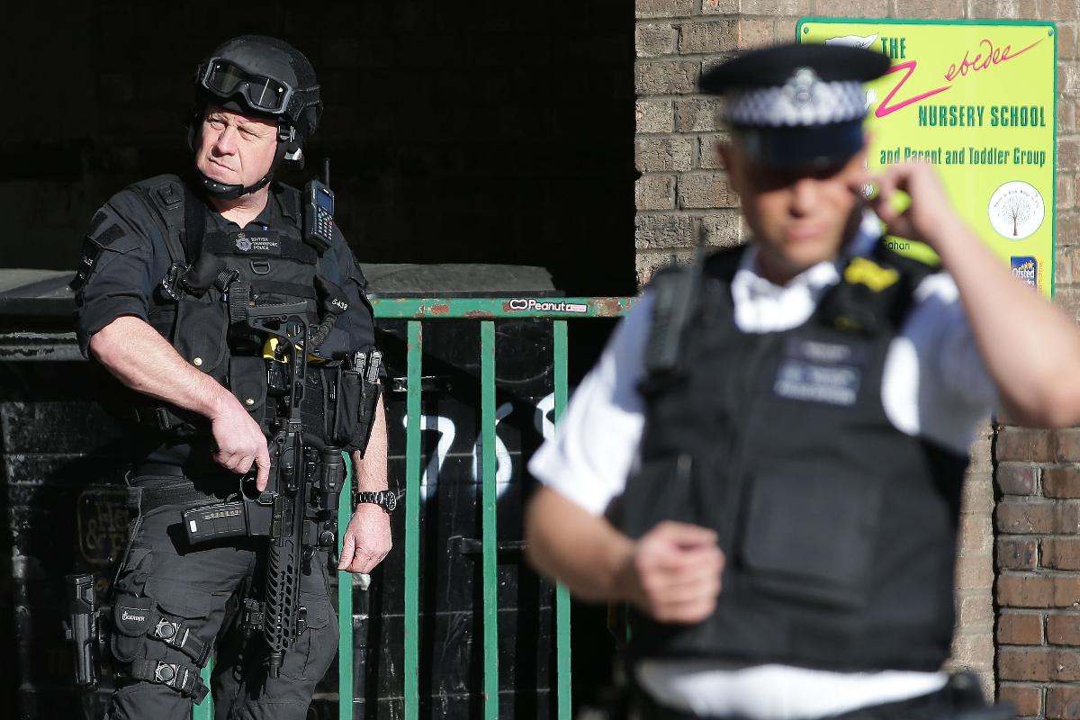 Oficiais da polícia britânica armada trabalham de plantão na estação de metrô Parsons Green, no oeste de Londres, após o ataque | DANIEL LEAL-OLIVAS/AFP