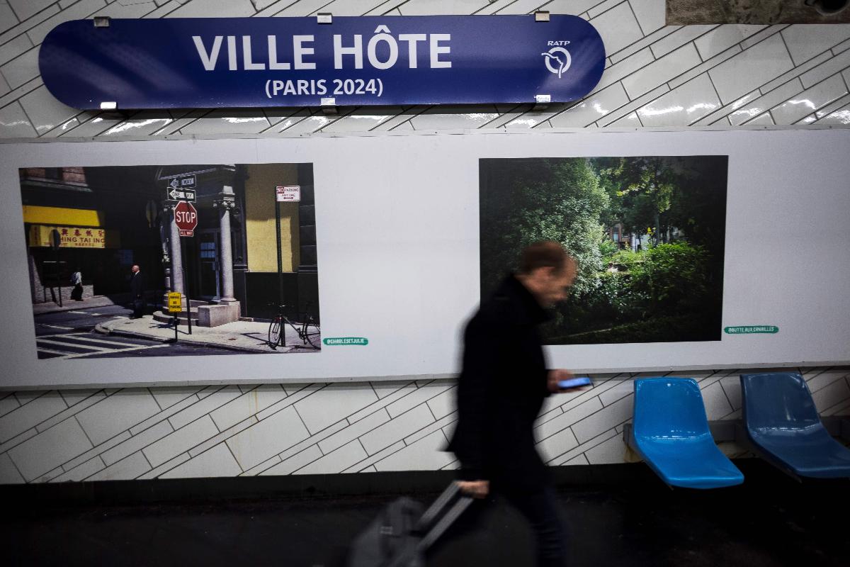 Homem caminha em estação de metrô em Paris | LIONEL BONAVENTURE/AFP